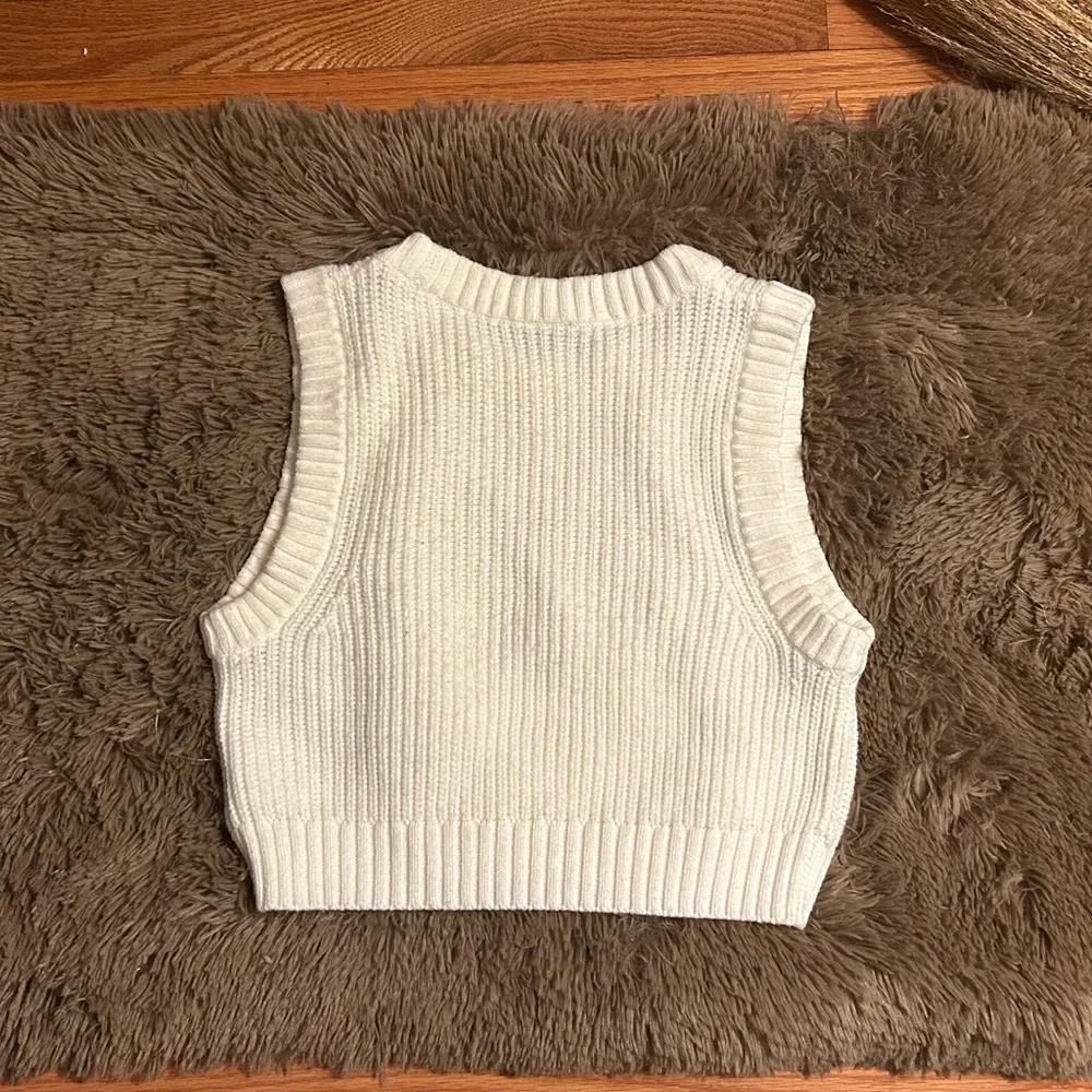 H&M White Sweater Vest - Picture 2 of 4